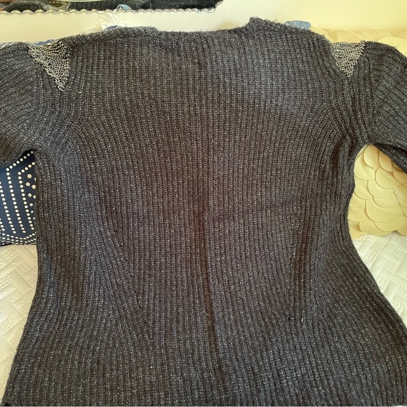 Cold-shoulder sweater with chains - Picture 4 of 7